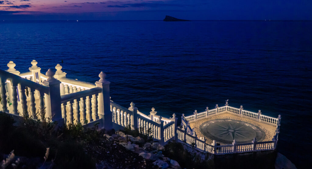 Balcón del Mediterráneo en otoño por la noche.