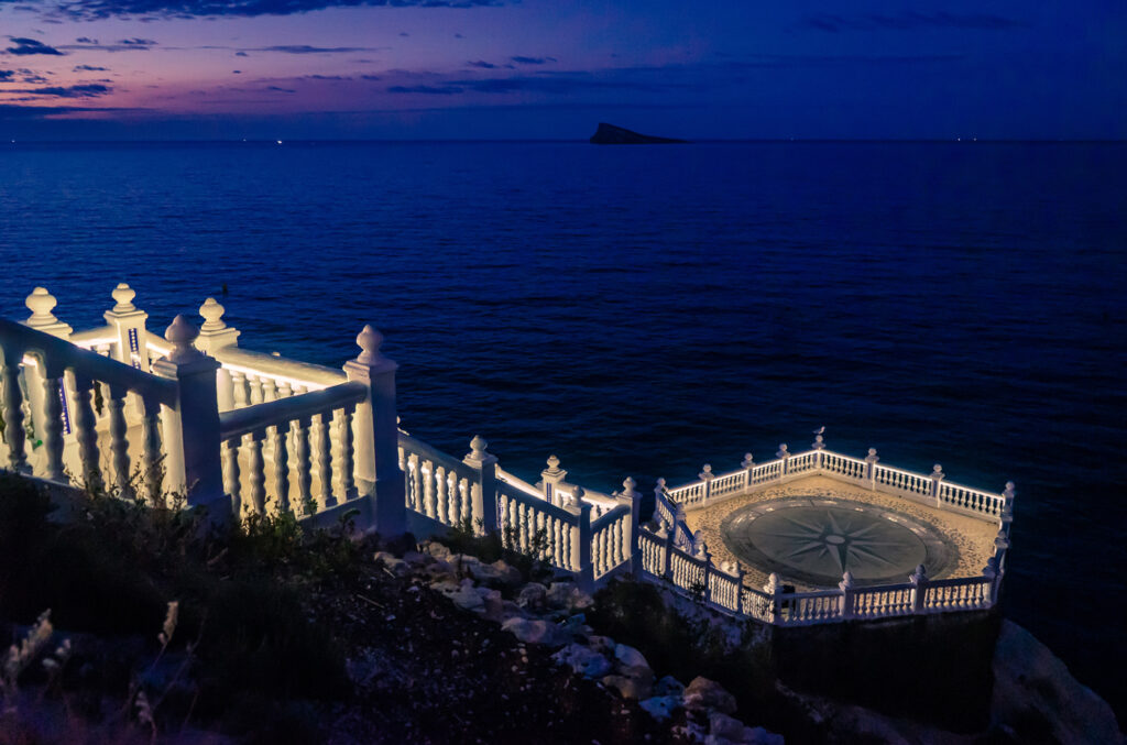 Balcón del Mediterráneo en otoño por la noche.