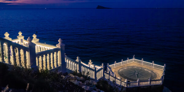 Balcón del Mediterráneo en otoño por la noche.